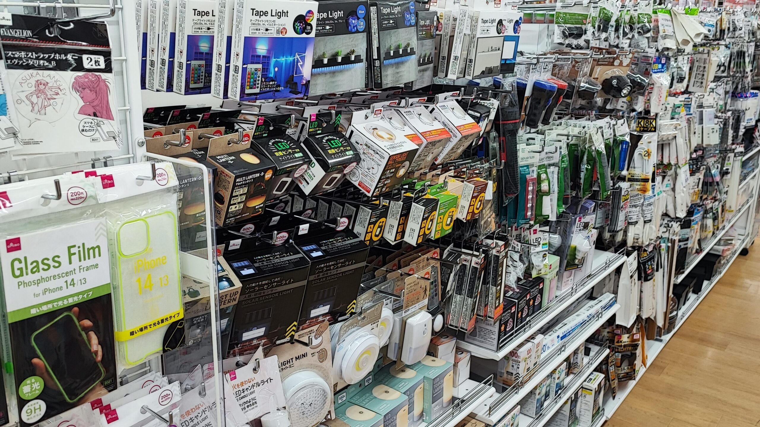 電気・照明コーナーに置かれたLEDテープライト(店内の状況)